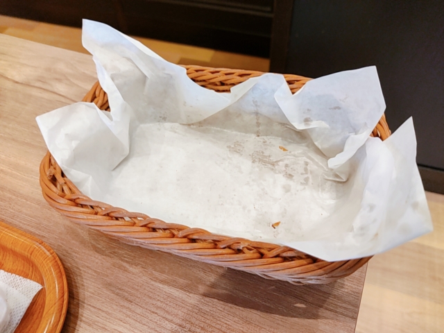 アンティークパン食べ放題　バスケット